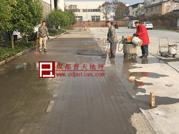 冲洗路面后用吉盾修补砂浆修复路面起砂