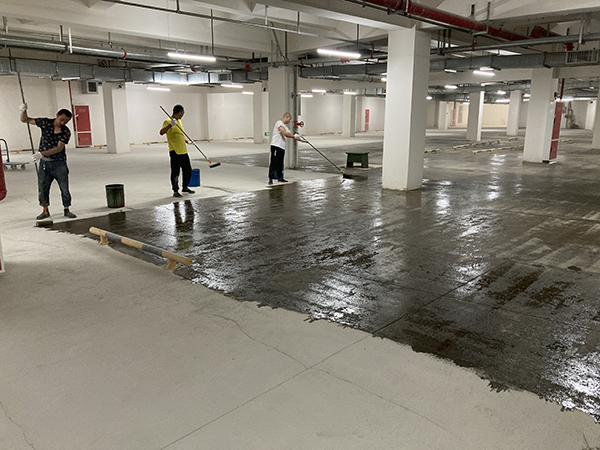地下车库环氧地坪底漆施工