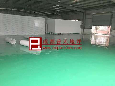 污损水泥地面涂刷环氧地坪漆前后对比1