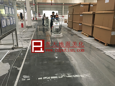 龙泉驿金刚砂固化剂地坪施工中